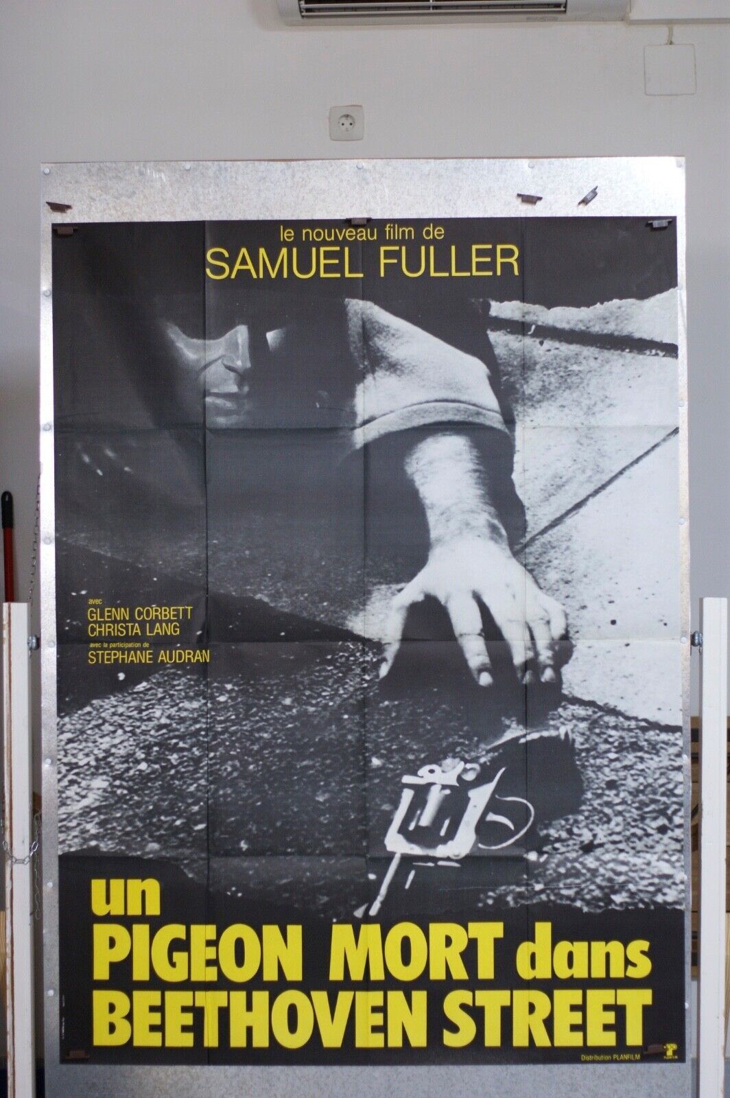 UN PIGEON MORT DANS BEETHOVEN STREET Original Movie Poster 120X160