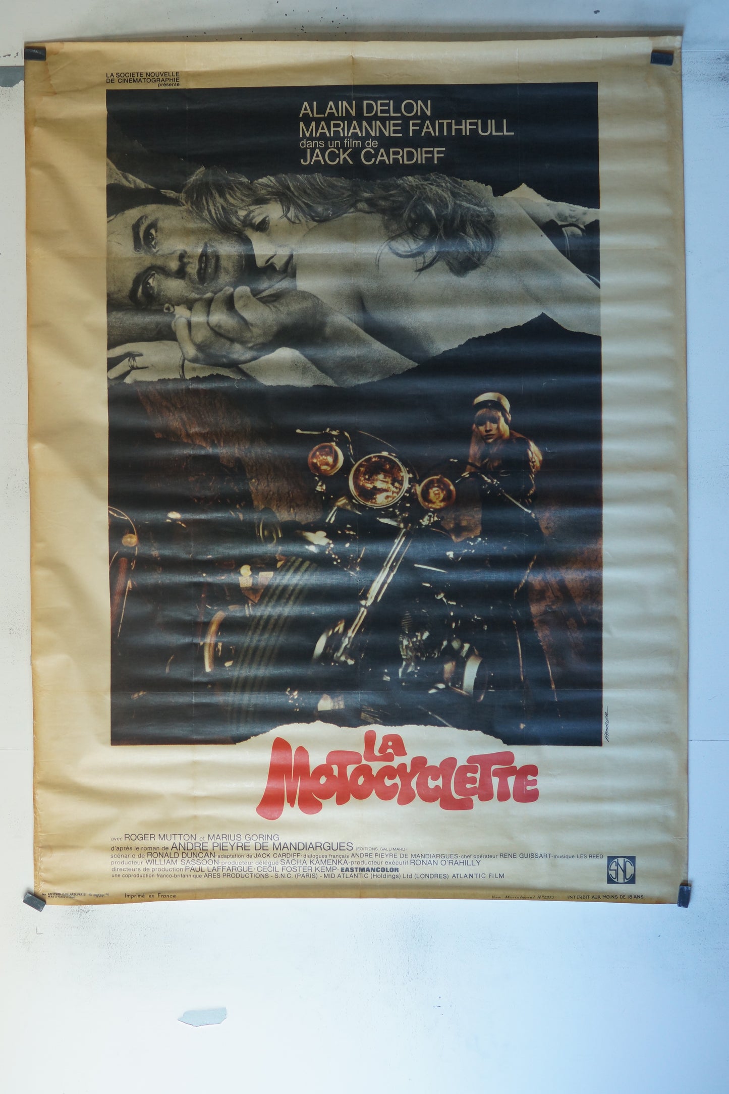 LA MOTOCYCLETTE, ALAIN DELON, 120X160 CM, AFFICHE ENTOILÉE.