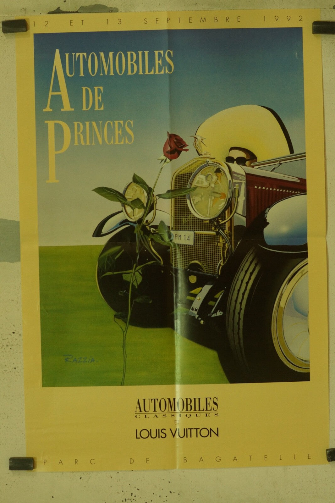 AUTOMOBILES CLASSIQUES AVEC LOUIS VUITTON. Parc De Bagatelle, 1992, (60X80)